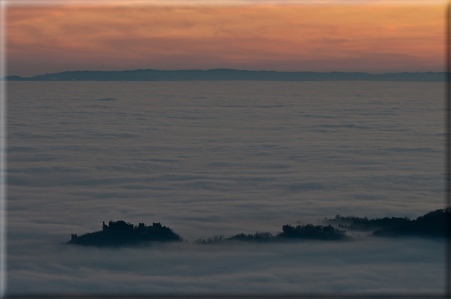 foto Colline nella nebbia al Tramonto